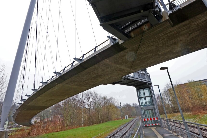 Seile der Hängebrücke werden unter die Lupe genommen - In die Sanierung der Hängebrücke will die Stadt Wilkau-Haßlau 100.000 Euro investieren. 