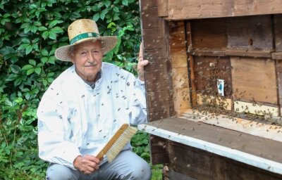 Seine Honigproduktion läuft seit 60 Jahren - Klaus Raithel kennt sich mit der Imkerei bestens aus. 