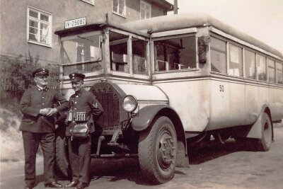 Seit 100 Jahren per Bus durch die Stadt Chemnitz - Der ungewöhnlicher Bus mit abgetrennter Fahrerkabine wartet mit Fahrzeugführer und Schaffner im Jahr 1937 an der Endstelle in Reichenhain auf die Abfahrt.