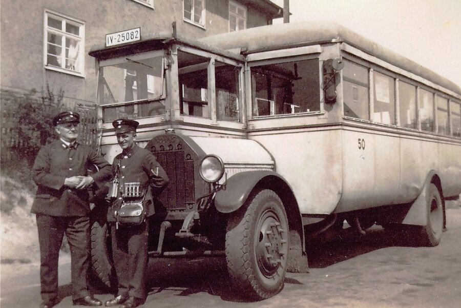 Seit 100 Jahren per Bus durch die Stadt Chemnitz - Der ungewöhnlicher Bus mit abgetrennter Fahrerkabine wartet mit Fahrzeugführer und Schaffner im Jahr 1937 an der Endstelle in Reichenhain auf die Abfahrt.