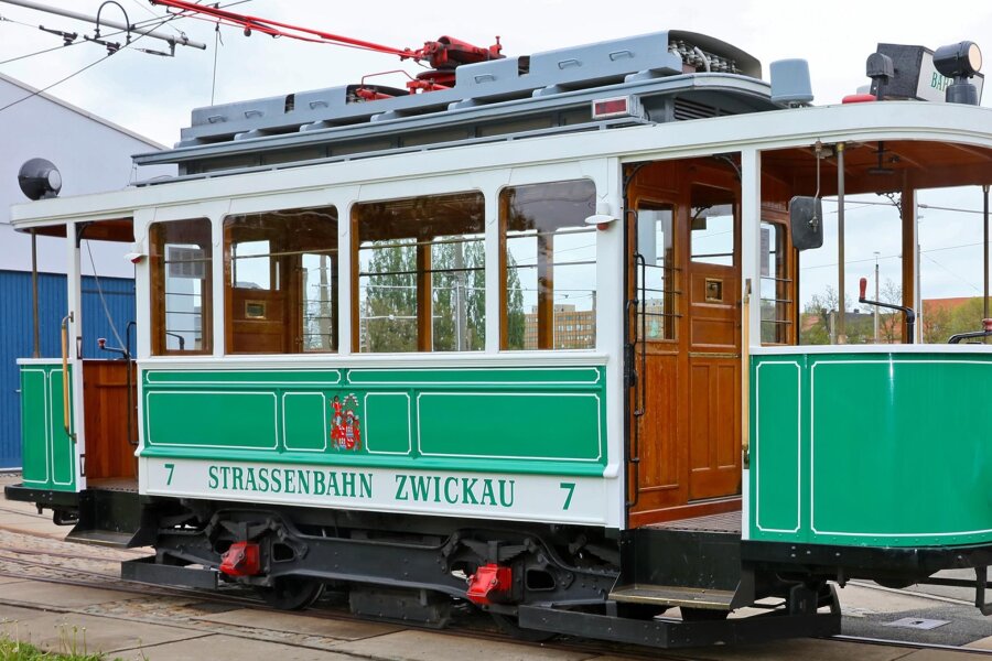 Seit 130 Jahren fährt die Straßenbahn in Zwickau - Dieser Triebwagen (Baujahr 1912) war nie in Zwickau im offiziellen Dienst, sondern kam erst 1969 aus Plauen an die Mulde – und wurde als historischer Wagen von den Freunden des Nahverkehrs saniert.