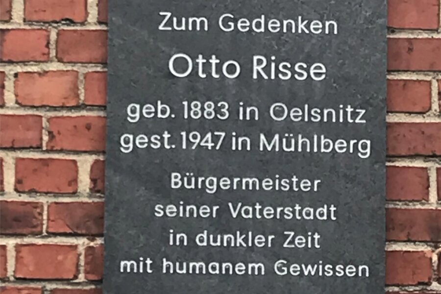 Seit 20 Jahren falsch: Inschrift auf Gedenktafel für Oelsnitzer Bürgermeister - Die 2003 eingeweihte Gedenktafel für den Oelsnitzer Bürgermeister Otto Risse auf dem Friedhof der Stadt. Todesjahr und -ort stimmen nicht. Zweifel an diesen Angaben gab es bereits vor 20 Jahren.