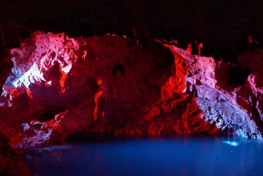 Seit 25 Jahren lockt Unterwelt am Schneckenstein Besucher an - Eine besondere Attraktion in der Grube Tannenberg ist der unterirdische See, der durch den Abbau des Zinnerzes entstand - und für Besucher mit verschiedenen Farben beleuchtet werden kann.