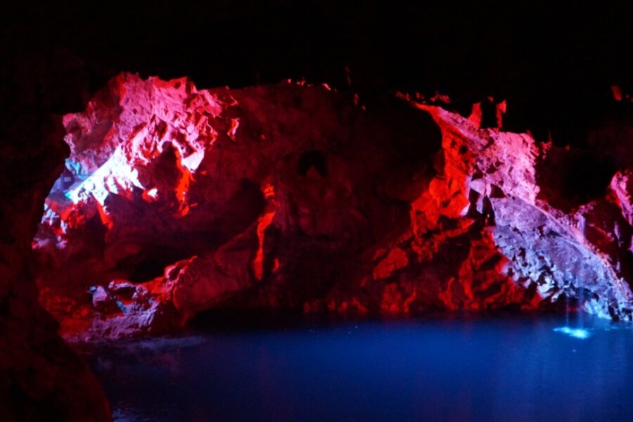 Seit 25 Jahren lockt Unterwelt Gäste an - Eine besondere Attraktion in der Grube Tannenberg ist der unterirdische See, der durch den Abbau des Zinnerzes entstand - und für Besucher mit verschiedenen Farben beleuchtet werden kann.