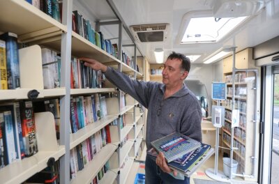 Seit 30 Jahren rollen Bücher übers Land - Heiko Stiebinger ist einer der Mitarbeiter des Bücherbusses, die die Dörfer des Landkreises mit neuem Lesestoff versorgen. Der Bus fährt seit 1992 durch die Region. 