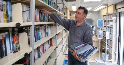 Seit 30 Jahren rollt der Bücherbus übers Land - Heiko Stiebinger ist einer der Bücherbus-Mitarbeiter, die die Dörfer des Landkreises mit Lesestoff versorgen. 