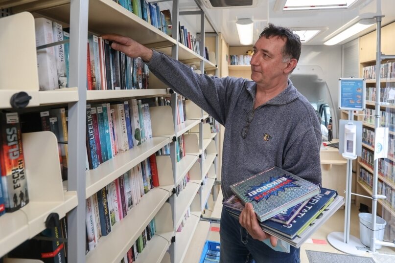 Heiko Stiebinger ist einer der Bücherbus-Mitarbeiter, die die Dörfer des Landkreises mit Lesestoff versorgen. 