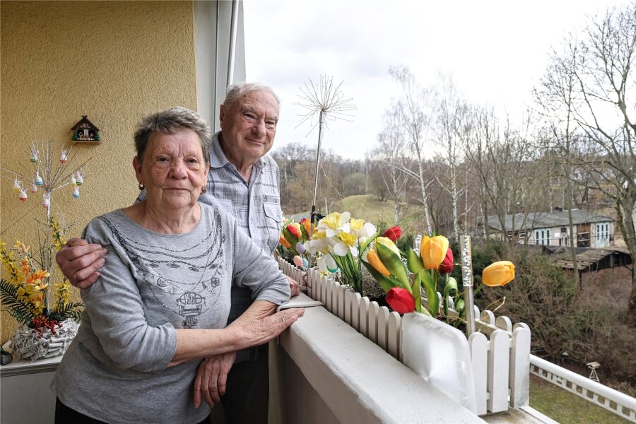 Seit 40 Jahren Mieter in Reinsdorfer Platte am Postweg: „Wir fühlen uns sauwohl“ - Ihren Balkon haben die beiden liebevoll gestaltet. Für die Grünfläche am Haus hätten sie noch einige Ideen.