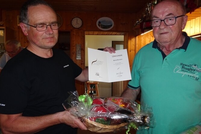 Seit 50 Jahren auf der Bahn unterwegs - Thomas Jacobi (l.), 1. Vorsitzender des Fachausschuss Kegeln, überreichte Bernd Boschert die Ehrennadel in Gold für seine Verdiente. 