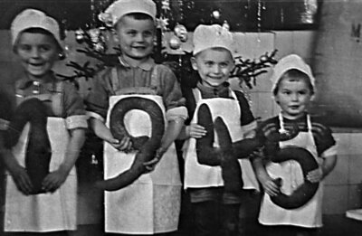 Seit 50 Jahren goldgelbe Brötchen - Schwarzenberger Bäckermeister bekommt Goldenen Meisterbrief - Familienbild von Weihnachten 1945: Siegfried (der früh starb), Dieter, Bernd und Rainer (v. l.). Alle erlernten das Bäckerhandwerk.