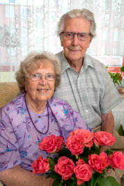 Seit 70 Jahren jede Woche ein Strauß Rosen: Ehepaar aus Lengefeld feiert Gnadenhochzeit - Über den Strauß Rosen, den Hildegard Christoph von ihrem Mann Heinz wöchentlich geschenkt bekommt, freut sie sich auch nach 70 Ehejahren jedes Mal aufs Neue. 