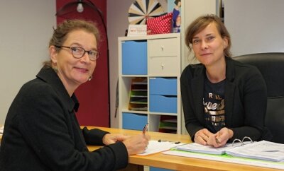 Seit drei Jahrzehnten ein zuverlässiger Ratgeber - Leiterin Carolin Glöckner-Schott (rechts) und Ursula Seubert, die Geschäftsführerin von Pro Familia Sachsen, in der Beratungsstelle Aue-Bad Schlema. 