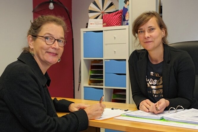 Leiterin Carolin Glöckner-Schott (rechts) und Ursula Seubert, die Geschäftsführerin von Pro Familia Sachsen, in der Beratungsstelle Aue-Bad Schlema. 