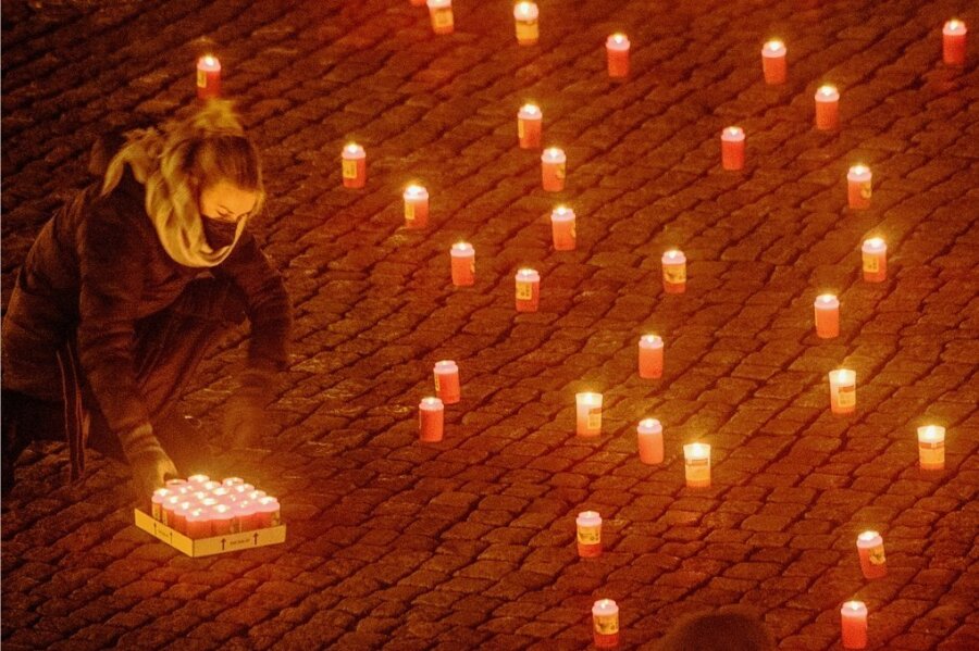 Seit Pandemiebeginn: Mehr als 1500 Corona-Tote im Erzgebirge - Bundesweit war in den zurückliegenden Monaten der Corona-Toten gedacht worden - so wie hier auf dem Bild mit Kerzen. 