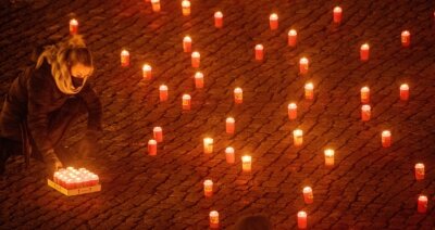 Seit Pandemiebeginn: Mehr als 1500 Coronatote - Bundesweit war in den zurückliegenden Monaten der Coronatoten gedacht worden - so wie hier auf dem Bild mit Kerzen. 