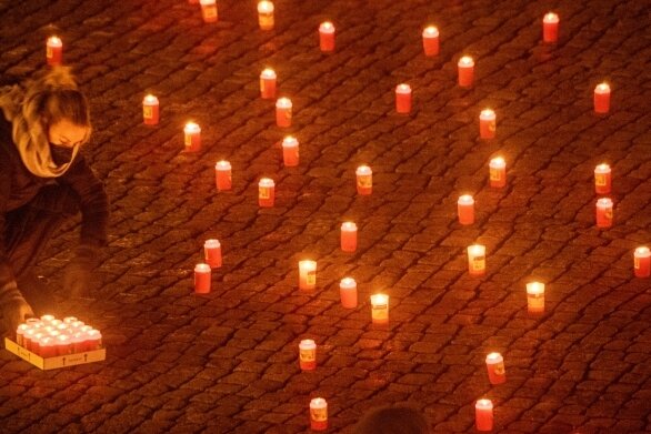 Seit Pandemiebeginn: Mehr als 1500 Coronatote - Bundesweit war in den zurückliegenden Monaten der Coronatoten gedacht worden - so wie hier auf dem Bild mit Kerzen. 