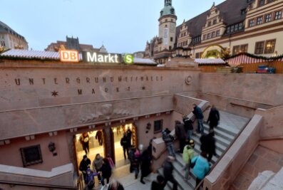 Gäste der City-Tunnel-Eröffnung verlassen die Bahnstation durch das nachempfundene Art-Deco-Portal der ehemaligen Untergrundmessehalle am Markt in Leipzig. 