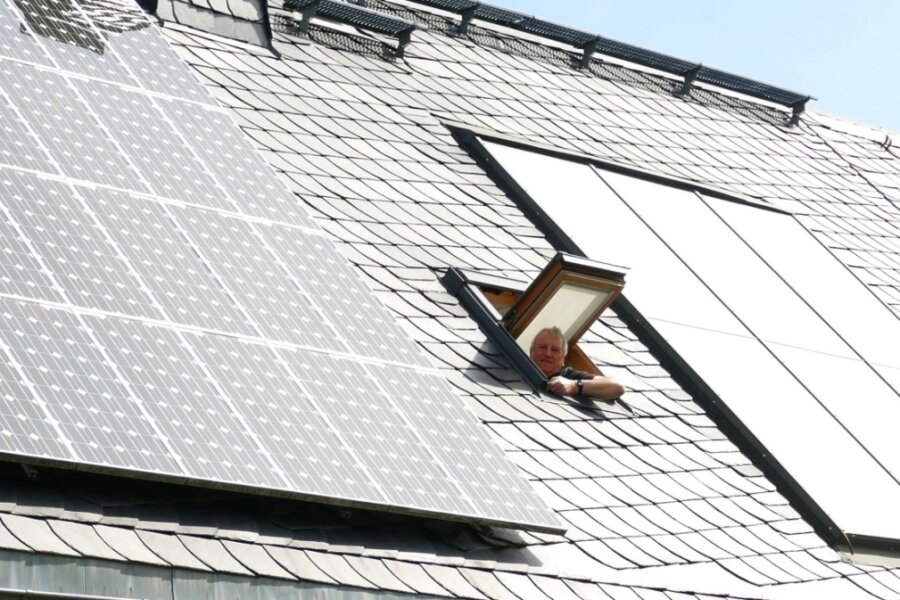 Seit über 20 Jahren am Netz: So läuft die älteste Fotovoltaikanlage in Krumhermersdorf - Die Fotovoltaikanlage von Gunther Kreusel arbeitet seit mehr als 20 Jahren zuverlässig. 