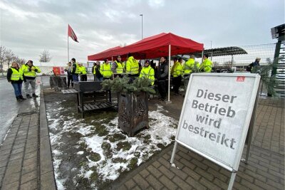 Seit über 80 Tagen im Streik: Weshalb die „Schrotter“ von Espenhain nicht aufgeben wollen - Streikposten vor dem Tor der SRW Metalfloat im sächsischen Espenhain.