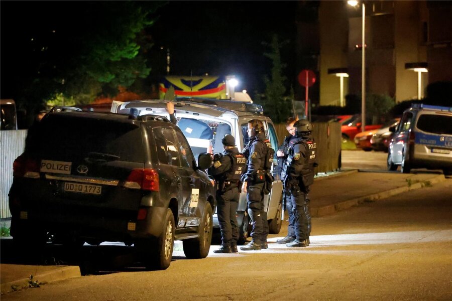 SEK-Einsatz in Chemnitz: Ein Knall, eine Leiche, Anwohner in Sorge - Der SEK-Einsatz in Chemnitz lief gegen 20 Uhr an. Zwei Stunden später fanden Polizisten eine Leiche.