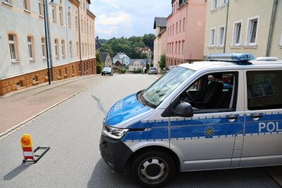 SEK-Großeinsatz in Oelsnitz im Erzgebirge - Die Polizei hat in Oelsnitz eine Straße abgeriegelt.