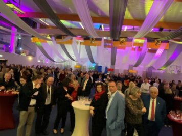 Mehrere hundert Gäste waren zum Neujahrsempfang in Mittweida eingeladen worden. Sie feierten bis in den späten Abend in der Sporthalle am Schwanenteich, die für das Event dekoriert worden war.