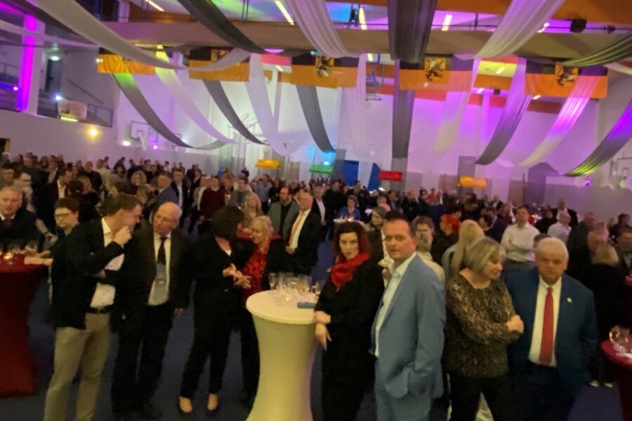 Mehrere hundert Gäste waren zum Neujahrsempfang in Mittweida eingeladen worden. Sie feierten bis in den späten Abend in der Sporthalle am Schwanenteich, die für das Event dekoriert worden war.