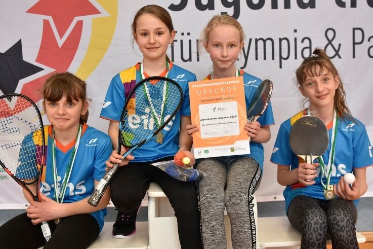 Sekunden und Zentimeter zählen - Schülerinnen aus fünf Grundschulen des Vogtlandes traten in Klingenthal zum Wettbewerb "Sportlichstes Mädchen 2022" an. Die Teamwertung gewann das Quartett der Diesterweg-Grundschule Auerbach. 