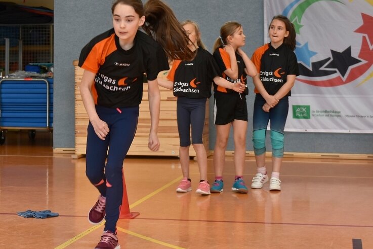 Sekunden und Zentimeter zählen - Schülerinnen aus fünf Grundschulen des Vogtlandes traten in Klingenthal zum Wettbewerb "Sportlichstes Mädchen 2022" an. Im Foto die Mannschaft der Grundschule Schöneck beim Dreierhopp. 