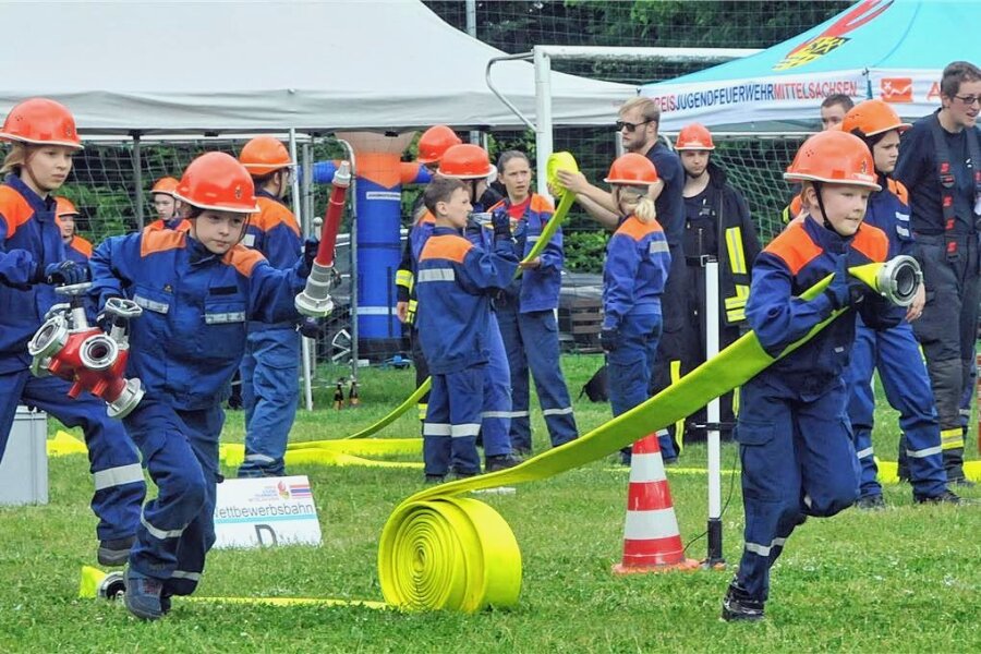 Sekundenjagd mit Schlauch und Kübelspritze - Feuerwehr-Gruppenstafette 2023: Die Freiberger Mädchenmannschaft startet. 