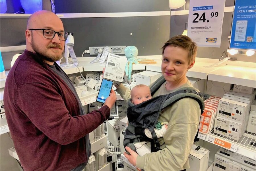 Selbst abkassieren am Regal: Wie viel Zeit man jetzt bei Ikea spart - Einscannen direkt am Regal: Nico und Melanie Winkler nutzen den neuen Service "Scan & Go" zum ersten Mal. Dazu brauchen sie die Ikea-App. 