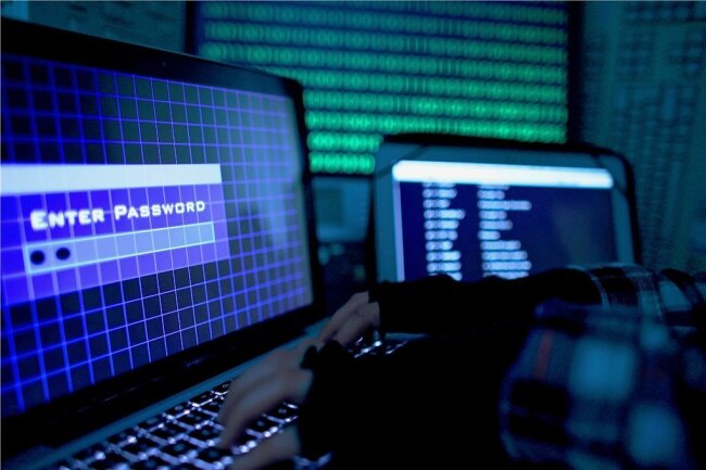 Selbst eine Glühbirne kann Cyberkriminellen die Tür öffnen - Die Angriffe im Netz nehmen rasant zu, die Angriffsflächen sind vielfältig.. 