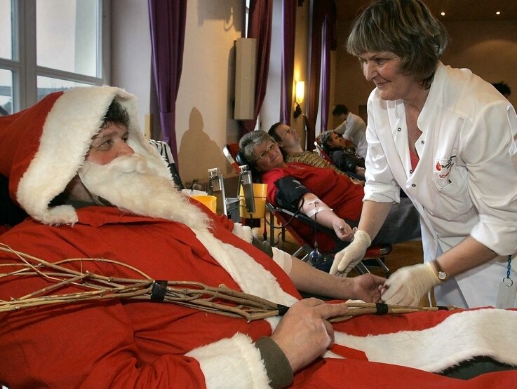 Selbst Ruprecht spendet roten Saft - 
              <p class="artikelinhalt">Da staunte Karin Buchmann vom DRK-Blutspendedienst nicht schlecht: Zur Blutspende in Markersbach tauchte sogar der Weihnachtsmann auf und ließ sich das "Viertel" abzapfen. </p>
            