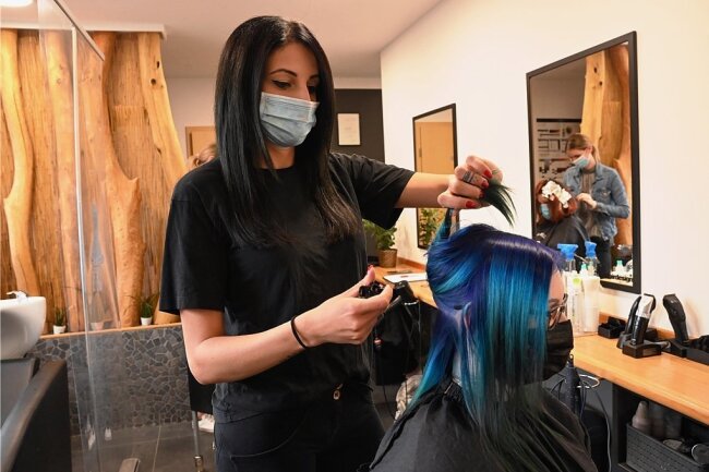 Sie befürchtet, dass aufgrund der strengeren Testpflicht künftig noch weniger Kunden ihren Salon B 5 - Hairdesign besuchen: Friseurin Rebecca Elyamany in ihrem Geschäft an der Ammernstraße. 