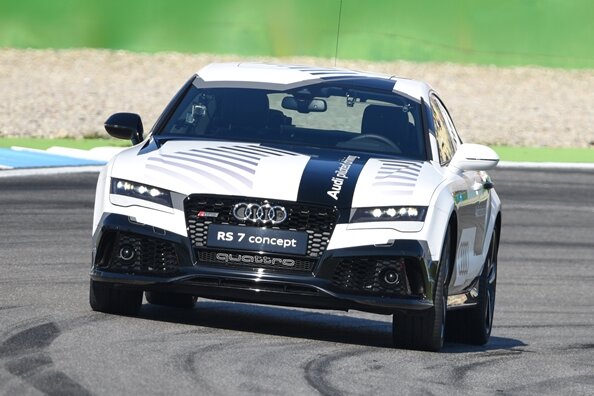 Selbstfahrender Audi legt knapp 900 Kilometer zurück - Im Bild: Ein fahrerloses Fahrzeug vom Typ Audi RS 7 fährt auf dem Hockenheimring.