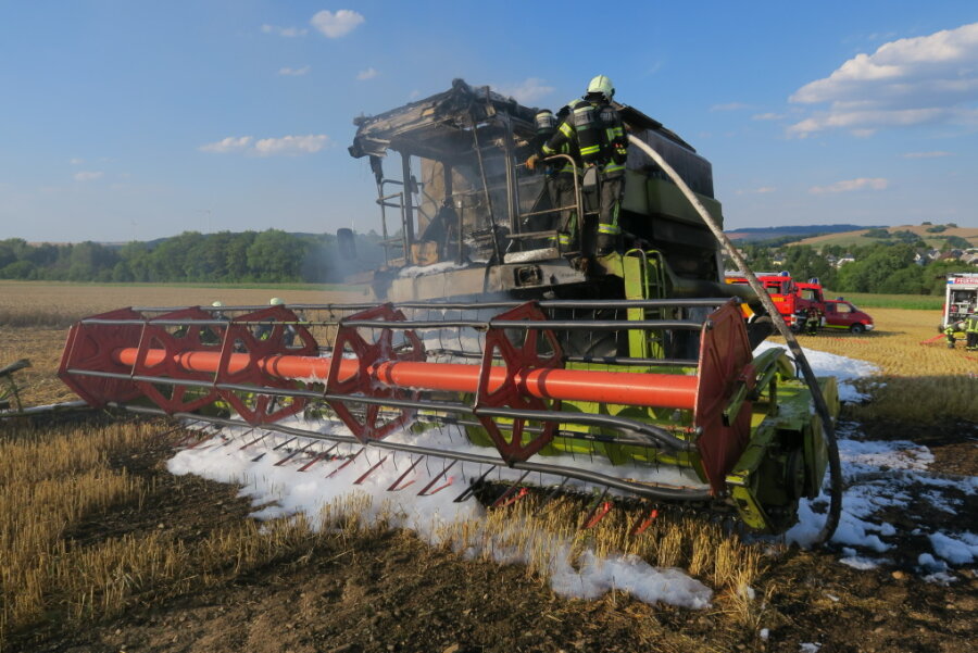 Selbstlöschversuch scheitert: Mähdrescher brennt in Wiesen - Der Mähdrescher fing aufgrund eines technischen Defekts Flammen.