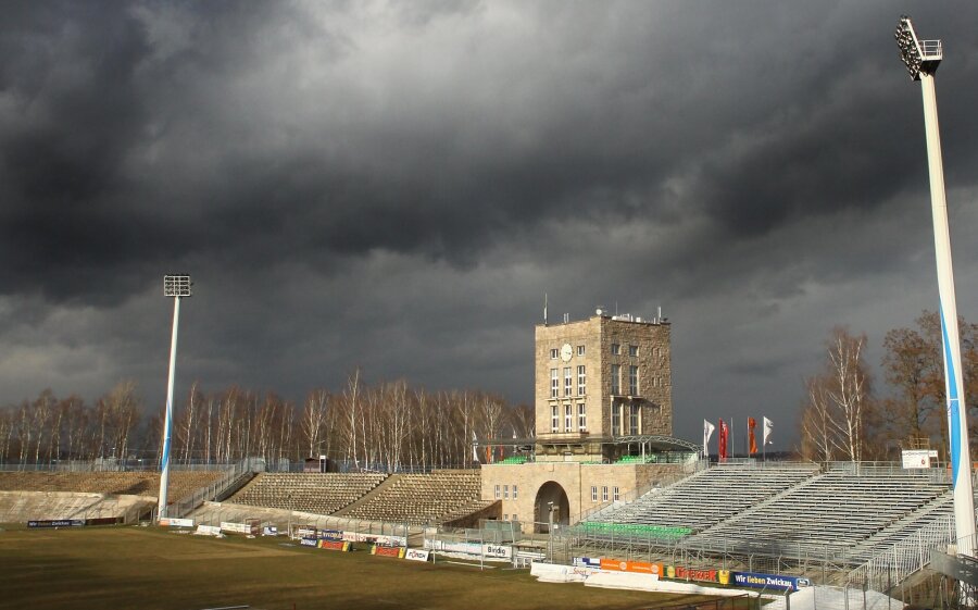 Dunkle Wolken überm Westsachsenstadion. Ein Spieler wollte sich das Leben nehmen.