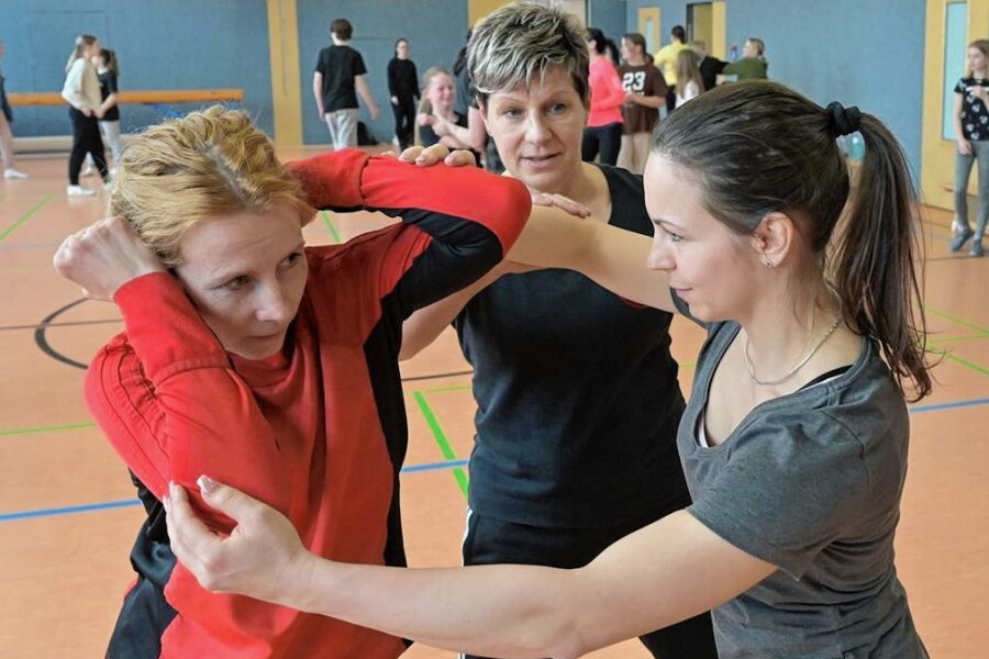 Selbstverteidigungskurs in Stollberg: Verein Bushido macht die Frauen stark - Trainerin Elke Hoffmann zeigt Simone Esper (l.), wie sie sich gegen den in dieser Szene gestellten Angriff von Manuela Ehrt aus Oelsnitz schützen kann. 