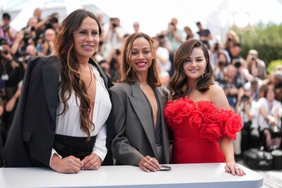 Selena Gomez: "Ich weiß nicht, ob ich sexy bin" - Karla Sofía Gascon (l-r), Zoe Saldana und  Selena Gomez stellen ihren Film in Cannes vor.
