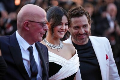Selena Gomez: "Ich weiß nicht, ob ich sexy bin" - Regisseur Jacques Audiard (l-r) mit  Selena Gomez und Edgar Ramirez in Cannes.