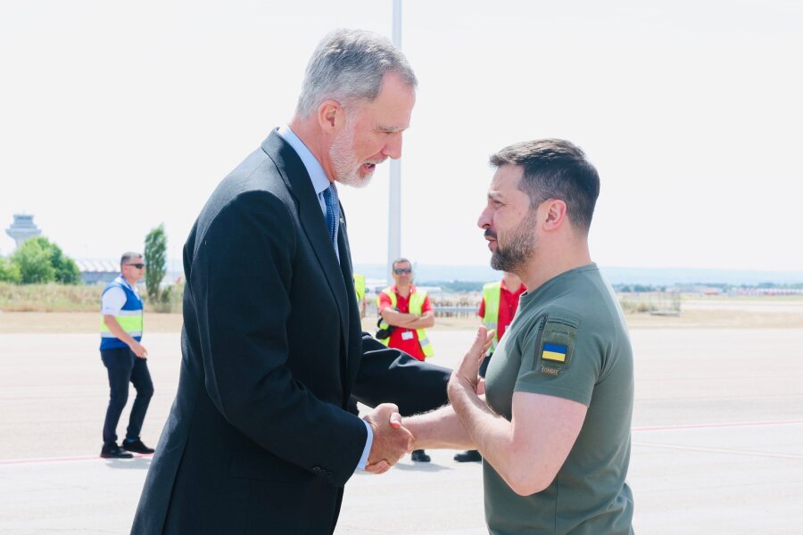 Selenskyj-Besuch: Spanien sichert Ukraine Milliardenhilfe zu - Spniens König Felipe VI. begrüßt den ukrainischen Präsidenten Wolodymyr Selenskyj.