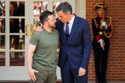 Selenskyj-Besuch: Spanien sichert Ukraine Milliardenhilfe zu - Der ukrainische Präsident Wolodymyr Selenskyj wird von Spaniens Ministerpräsident Pedro Sánchez empfangen.