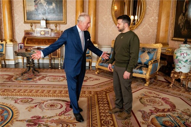 Selenskyj bittet in London um "Flügel für die Freiheit" - König Charles III. (l.) empfängt Wolodymyr Selenskyj, Präsident der Ukraine, im Buckingham Palace während dessen ersten Besuchs im Vereinigten Königreich seit dem Ausbruch des Ukrainekrieges. 