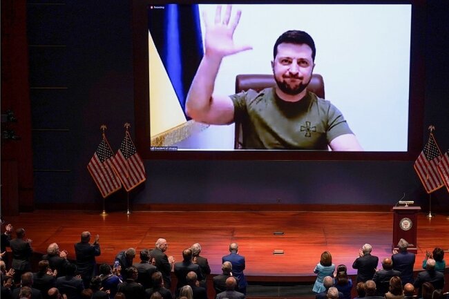 Selenskyj: Für die Ukrainer ist jeder Tag ein 11. September - Per Videoschalte spricht der ukrainische Präsident Wolodymyr Selenskyj an die Mitglieder des US-Kongresses in Washington. Nach der Rede gab es stehende Ovationen für ihn. 