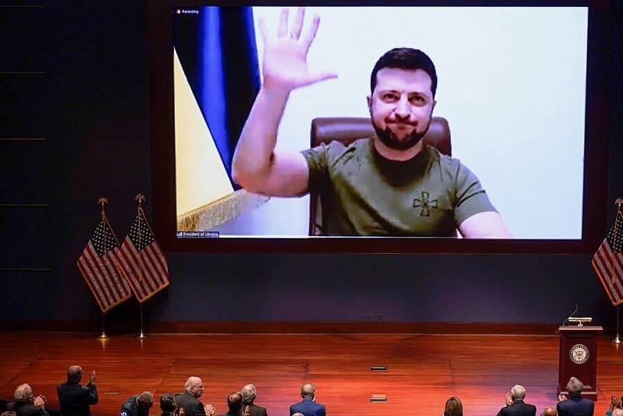 Per Videoschalte spricht der ukrainische Präsident Wolodymyr Selenskyj an die Mitglieder des US-Kongresses in Washington. Nach der Rede gab es stehende Ovationen für ihn. 