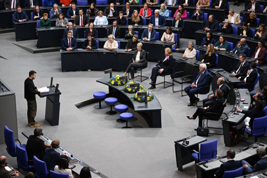 Selenskyj im Bundestag: Putin muss den Krieg verlieren - Der ukrainische Präsident Selenskyj ist anlässlich der Internationalen Konferenz zum Wiederaufbau der Ukraine in Berlin.