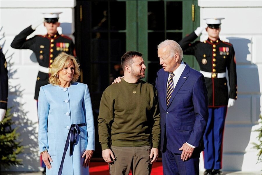 Selenskyjs wichtigste Reise, "um den Winter zu überstehen" - Der ukrainische Präsident Wolodymyr Selenskyj (M.) wurde am Mittwoch im Weißen Haus von Joe Biden, Präsident der USA, und First Lady Jill Biden begrüßt. 