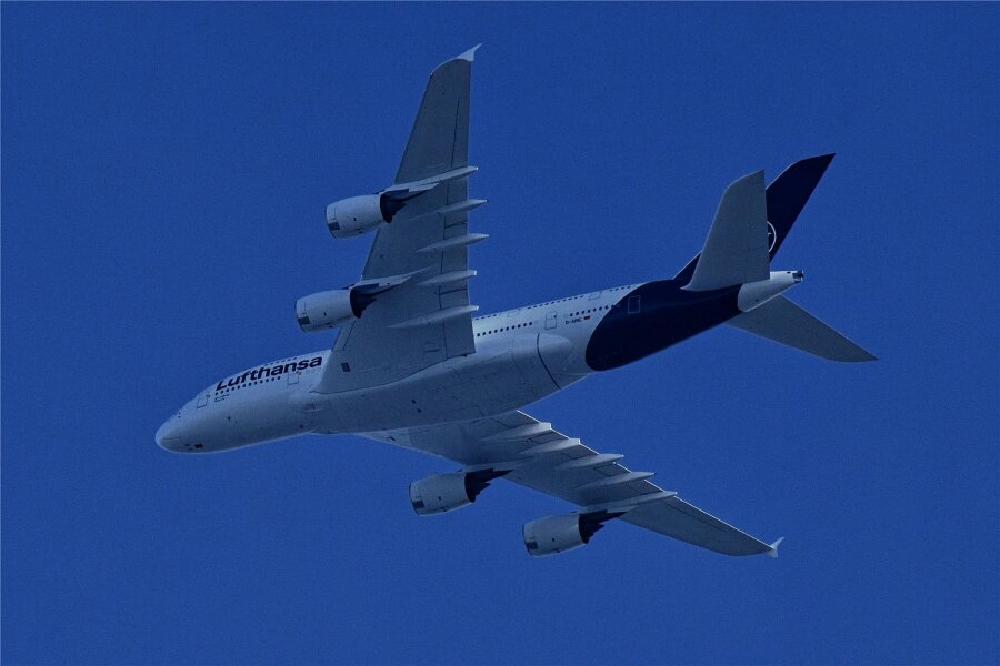 Seltene „Flugshow“: Superjumbo an Mittweidas Himmel entdeckt - Ein A 380 hat am Mittwoch Mittweida überflogen.