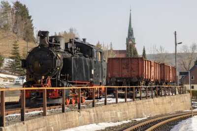 Seltene historische Lok rollt zur Überprüfung in die Werkstatt nach Oberwiesenthal - 