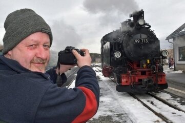Auch der Bahnmeister der Fichtelbergbahn Sven Oettel dokumentiert den Beginn der Lastfahrten. Am angestammten Heimatbahnhof angekommen, wird sie wieder in den Zugdienst eingeordnet. 
